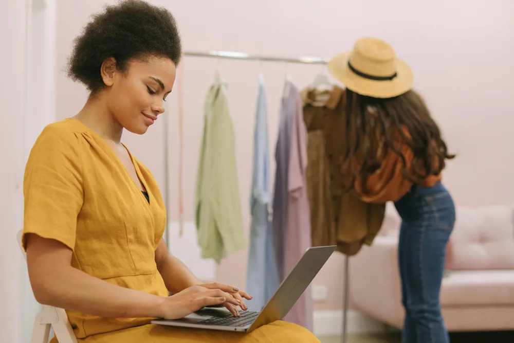 Dove trovare acquirenti affidabili per stock di abbigliamento